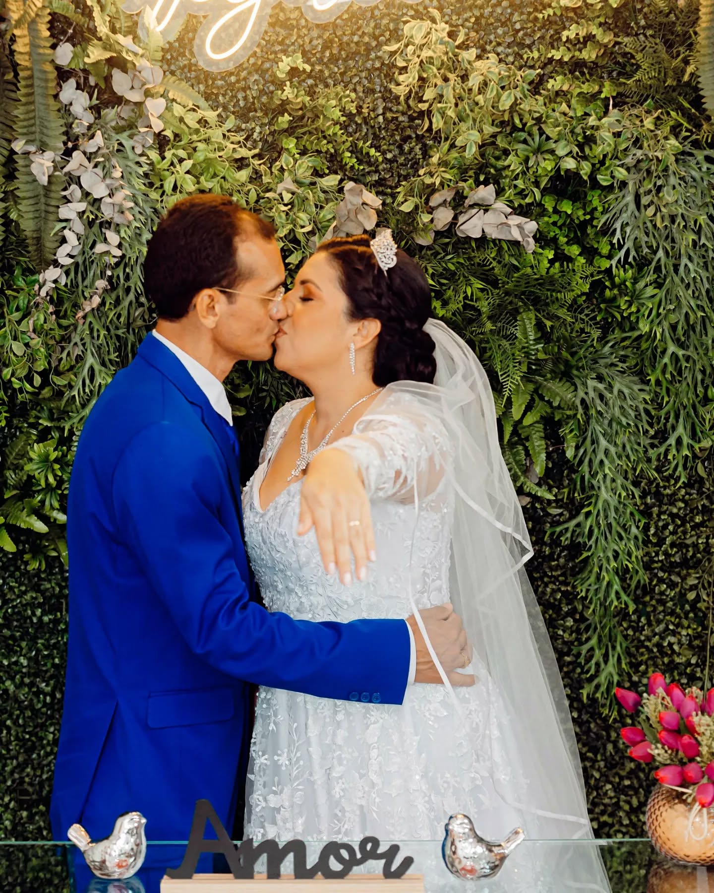 Casal em cerimônia com vestido de noiva